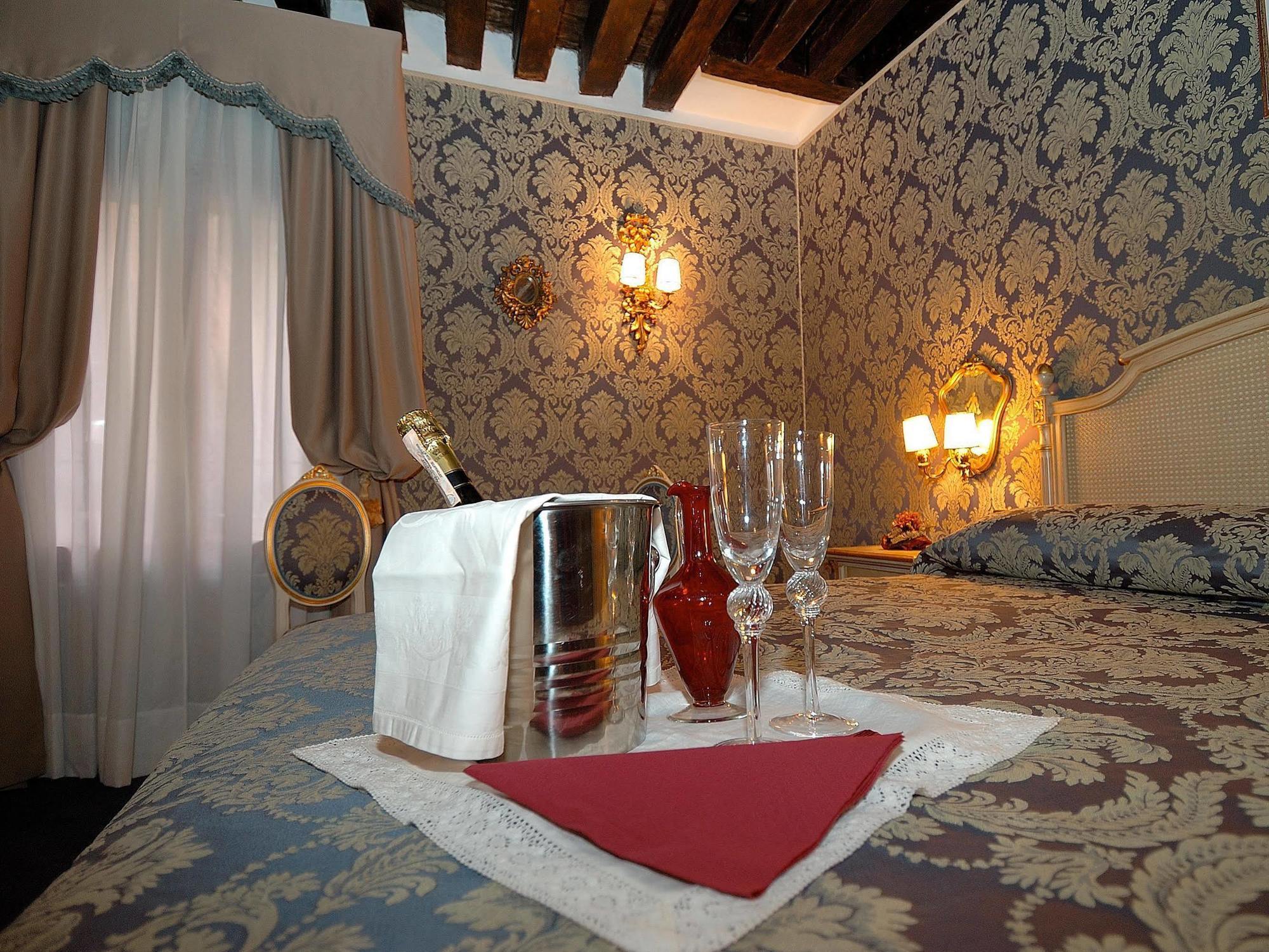 Residenza La Loggia Bed & Breakfast Venesia Bagian luar foto