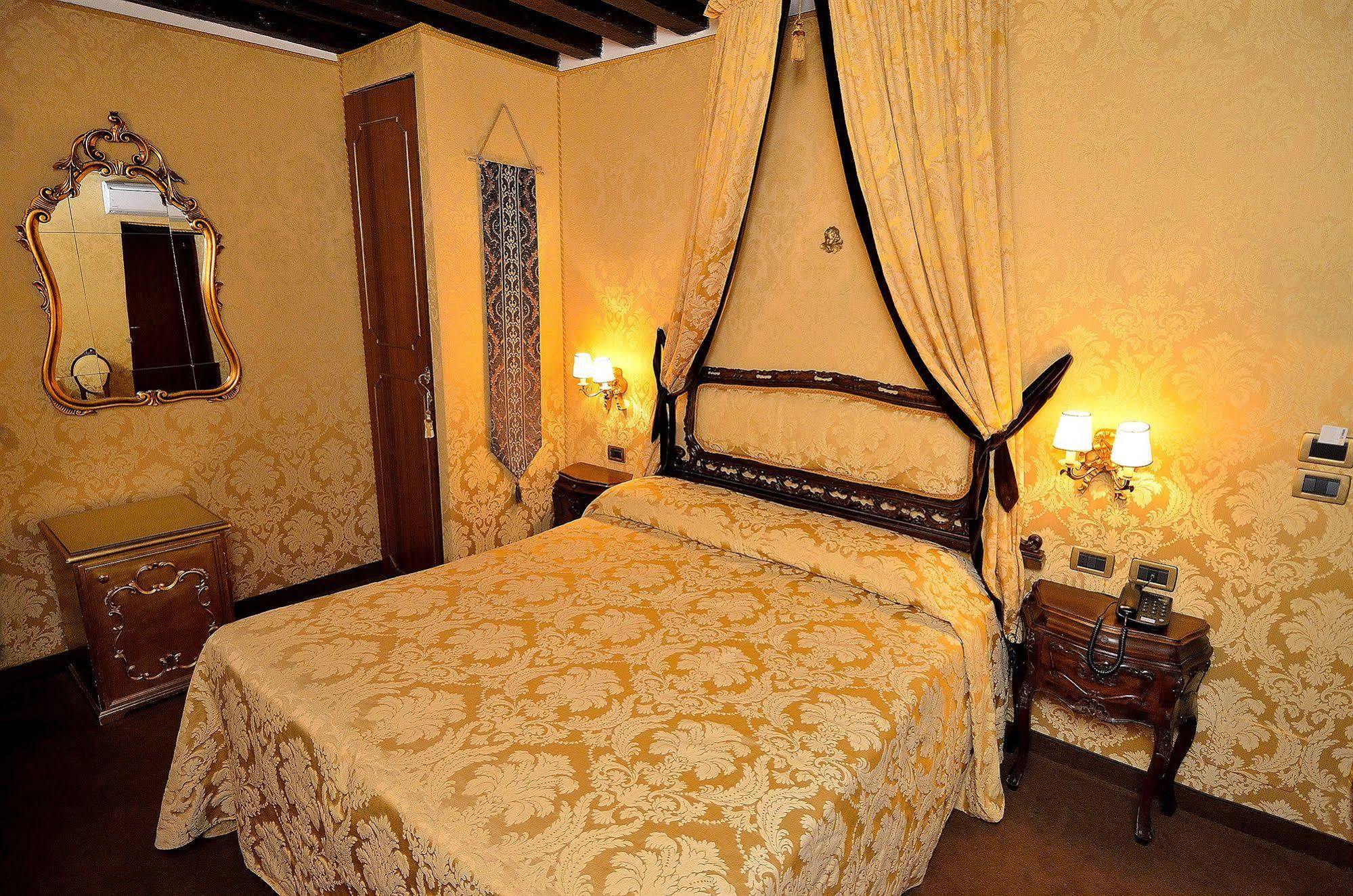 Residenza La Loggia Bed & Breakfast Venesia Bagian luar foto