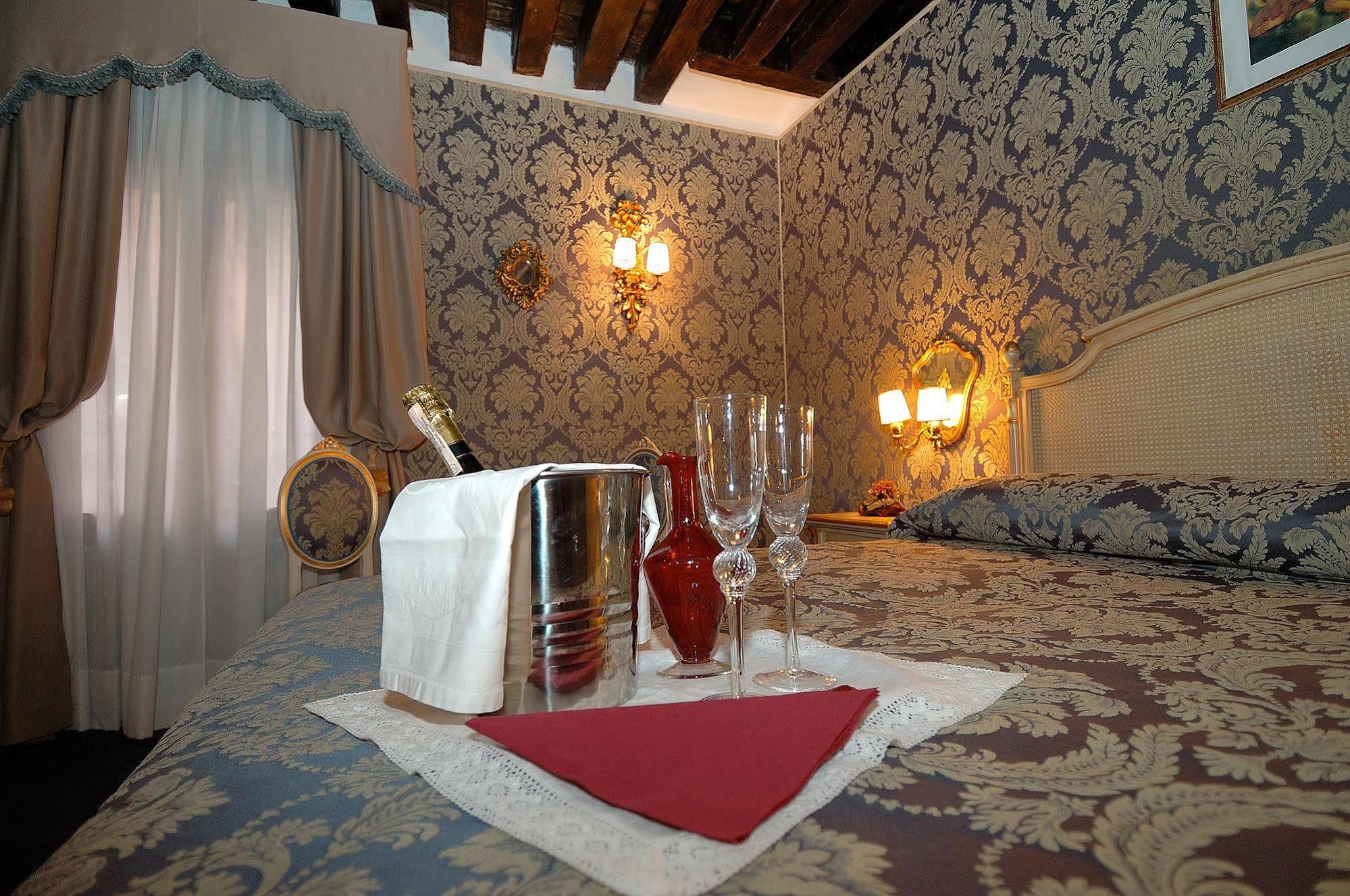 Residenza La Loggia Bed & Breakfast Venesia Bagian luar foto